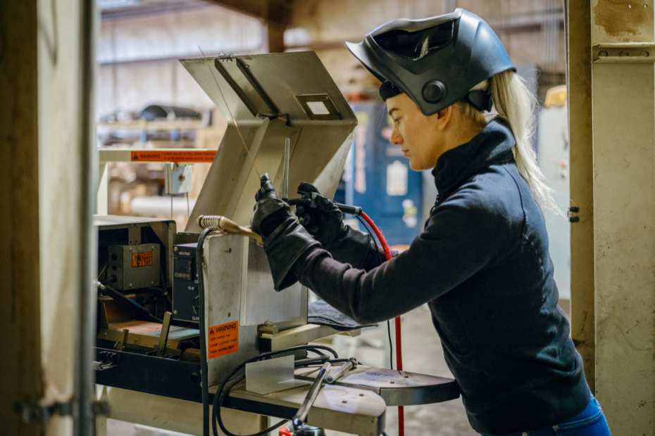 Kobieta, przygotowująca się do spawania