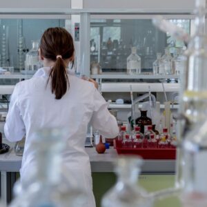 Naukowiec w laboratoryjnym stroju