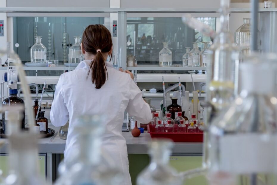 Naukowiec w laboratoryjnym stroju