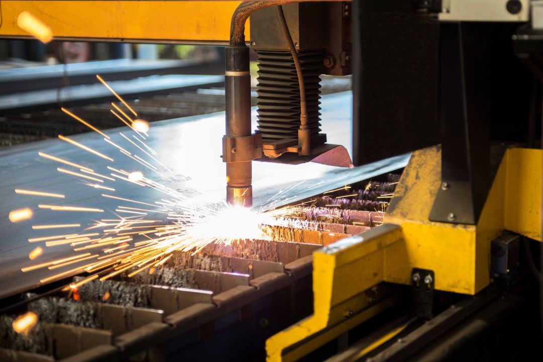 wycinarka-laserowa-podczas-pracy Działająca wycinarka CNC